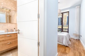 2 bedrooms, iron/ironing board, travel cot, free WiFi