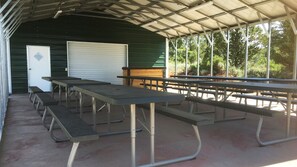 BBQ/picnic Area - The Western Covered Wagon (Monticello)