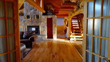 Kabin (Stunning Log Cabin with Fantastic Vie) | Ruang keluarga | TV layar datar