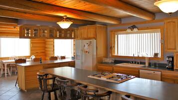 Cabaña (Stunning Log Cabin with Fantastic Vie) | Cocina privada | Refrigerador con congelador, microondas, horno y parrilla de estufa
