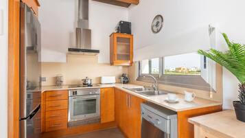 KĂŒhlschrank, Mikrowelle, Ofen, Herdplatte