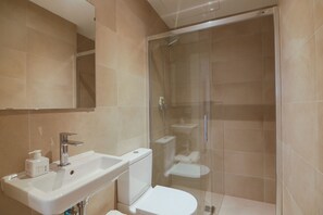 Shower, towels - CASA CARME TERCERO (Barcelona)