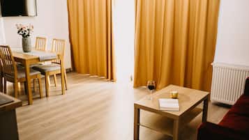 Apartamento Premium, 1 cama de matrimonio con sofá cama, balcón | Sala de estar | Televisión de pantalla plana de 81 cm con canales por cable