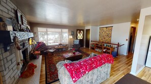 Cabana (2 Bedroom 1 Bath Cabin - sleeps up to) | Sala de estar | TV de tela plana, DVD player
