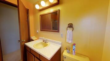 Ferienhütte (2 Bedroom 1 Bath Cabin - sleeps up to) | Badezimmer