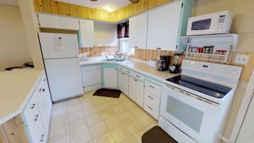 House | Private kitchen | Full-size fridge, microwave, oven, stovetop