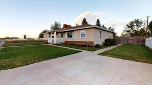 Exterior - Mountainview 4 Bedroom Home (Monticello)