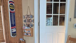Een houten stoel en een houten tafel in een kamer met vloerbedekking.