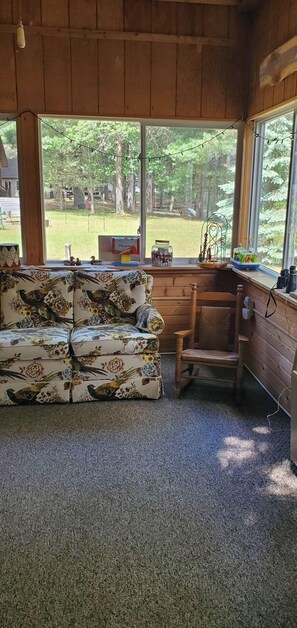 Een smart-tv, een dvd-speler en boeken