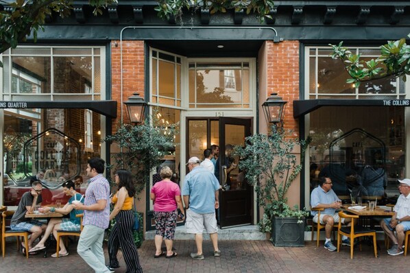 Outdoor dining - Bright and Airy with Steeple Views and King Beds by Lucky Savannah (Savannah)