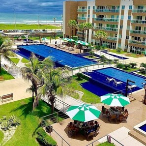 2 albercas al aire libre, sombrillas en la alberca y camastros 