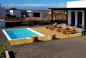 Utendørsbasseng og solsenger