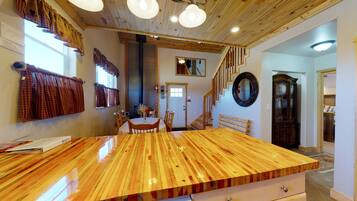 Cabaña (Secluded Cedars Cottage w/ Stunning N) | Interior