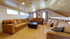 Ferienhütte (Secluded Cedars Cottage w/ Stunning N) | Wohnbereich | Flachbildfernseher, Kamin, DVD-Player