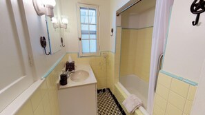 Bathroom - Rustic Cowboy Cabin (Blanding)