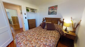Desk, iron/ironing board, free WiFi, bed sheets - Rustic Cowboy Cabin (Blanding)