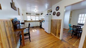 Private kitchen - Rustic Cowboy Cabin (Blanding)