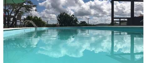 Una piscina al aire libre, una piscina climatizada