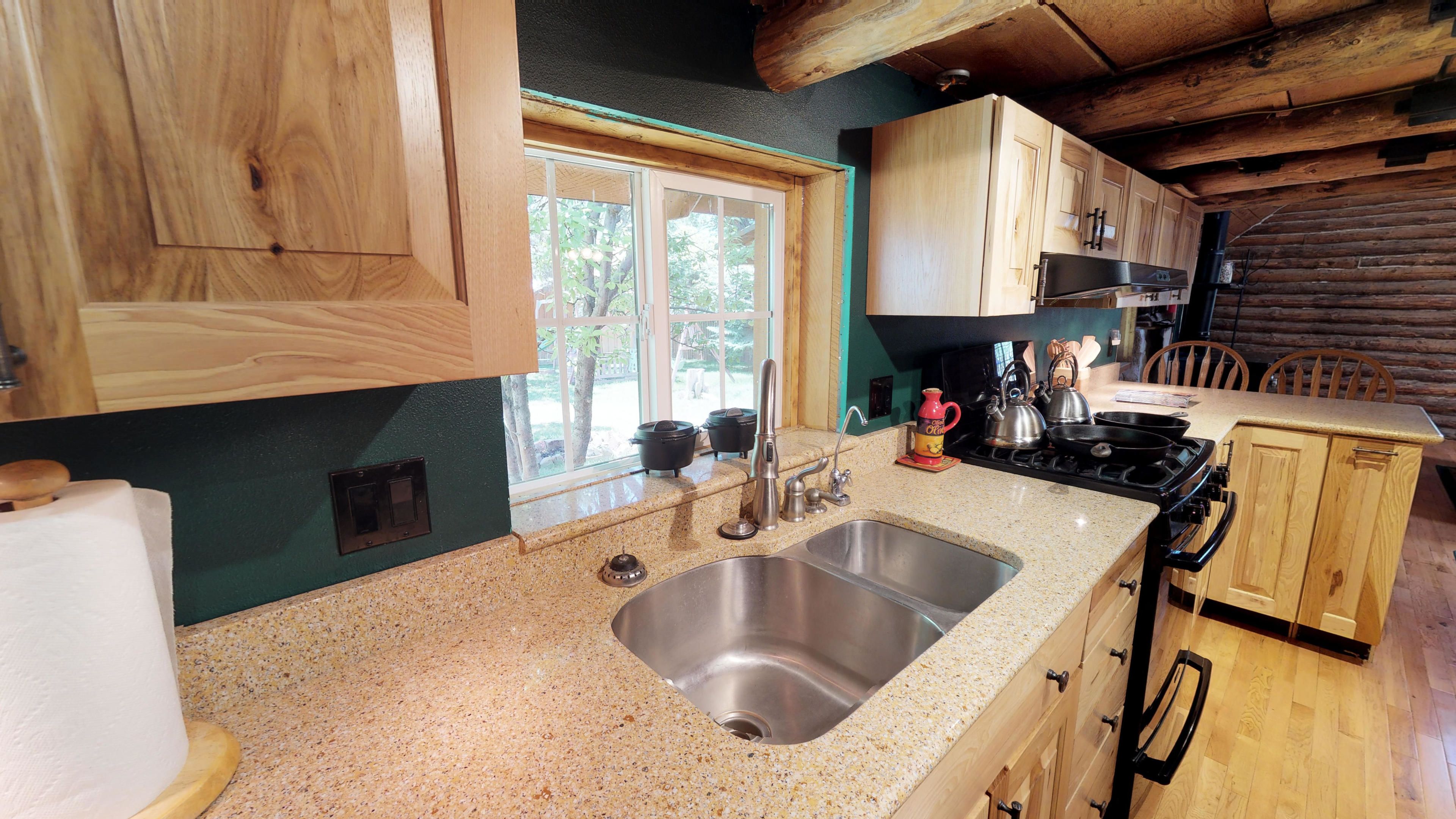 Hytte (Authentic Western Log Cabin with Full) | Eget kjøkken | Kjøleskap, mikrobølgeovn, ovn og kokeplater