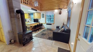 Ferienhütte (Cozy Cabin with Loft by Zion and Bryc) | Wohnbereich | Flachbildfernseher, Kamin