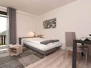 1 Schlafzimmer, Schreibtisch, schallisolierte Zimmer, Reisekinderbett