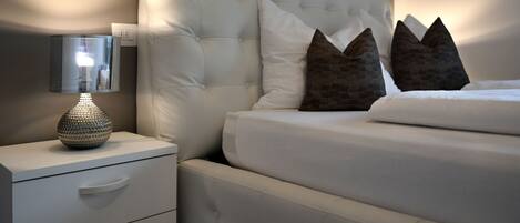 1 soverom, skrivebord, lydisolert og reiseseng for barn