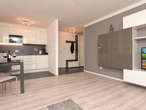 Kühlschrank, Mikrowelle, Herdplatte, Geschirrspüler