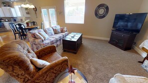 House | Living area | Flat-screen TV - Washington House Getaway (Washington)