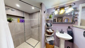 Apartment (Unique Vintage Apartment Galleria) | Bathroom | Shower, free toiletries, hair dryer, towels - Grayson Down- Art Gallery (Blanding)
