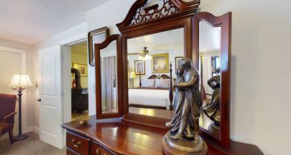 Grayson Down- Art Gallery