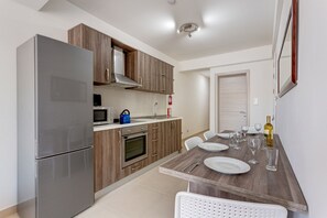 Fridge, microwave, oven, toaster - Centric and Modern Apartment close to Amenities (Msida)