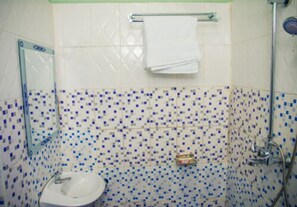 Chuveiro, chuveiro com efeito de chuva, toalhas de banho 