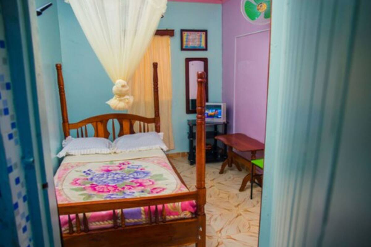 4 habitaciones, escritorio, wifi gratis y ropa de cama