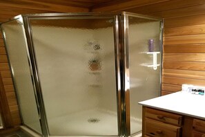 Regadera, toallas, jabón, papel de baño 