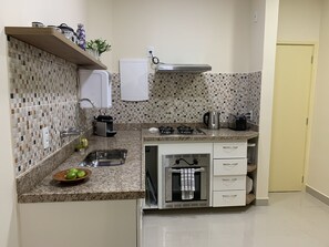 Micro-ondas, cafeteira/chaleira, talheres/pratos/utensílios de cozinha