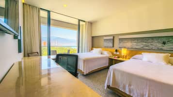 ميني بار وخزنة داخل الغرفة ومكتب ومساحة عمل للكمبيوتر المحمول