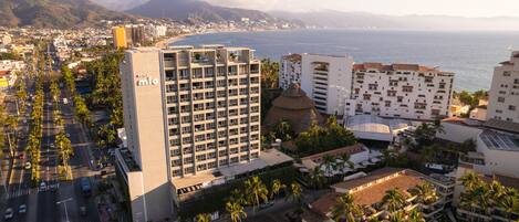 Un hotel de diseño moderno, situado cerca de la costa con vista al mar.