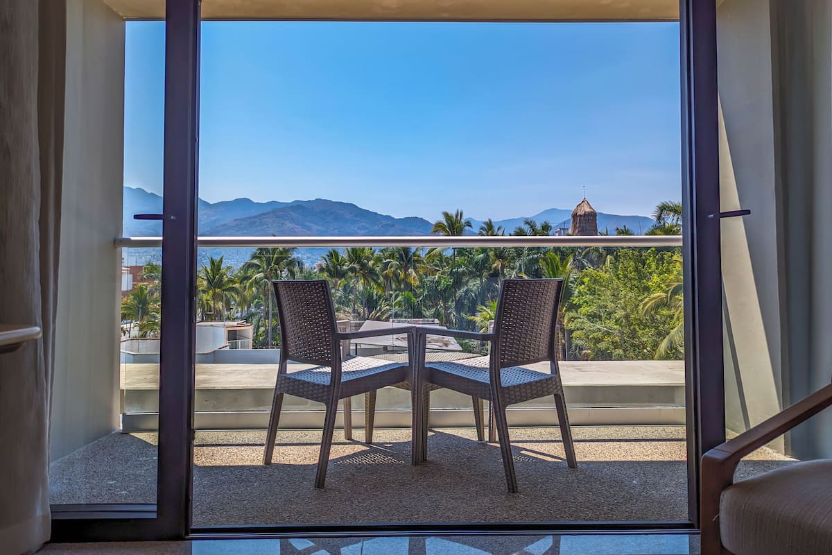 Minibar, in-room safe, desk, laptop workspace