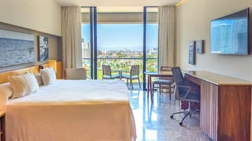 Deluxe Panoramic Bay View 1 King Bed | Minibar, in-room safe, desk, laptop workspace