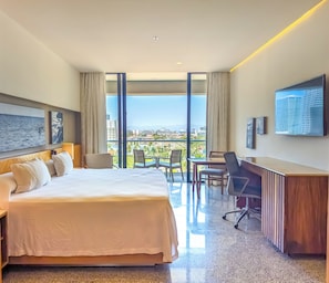 Minibar, in-room safe, desk, laptop workspace - Hotel Mio Vallarta - Adults Only (Puerto Vallarta)