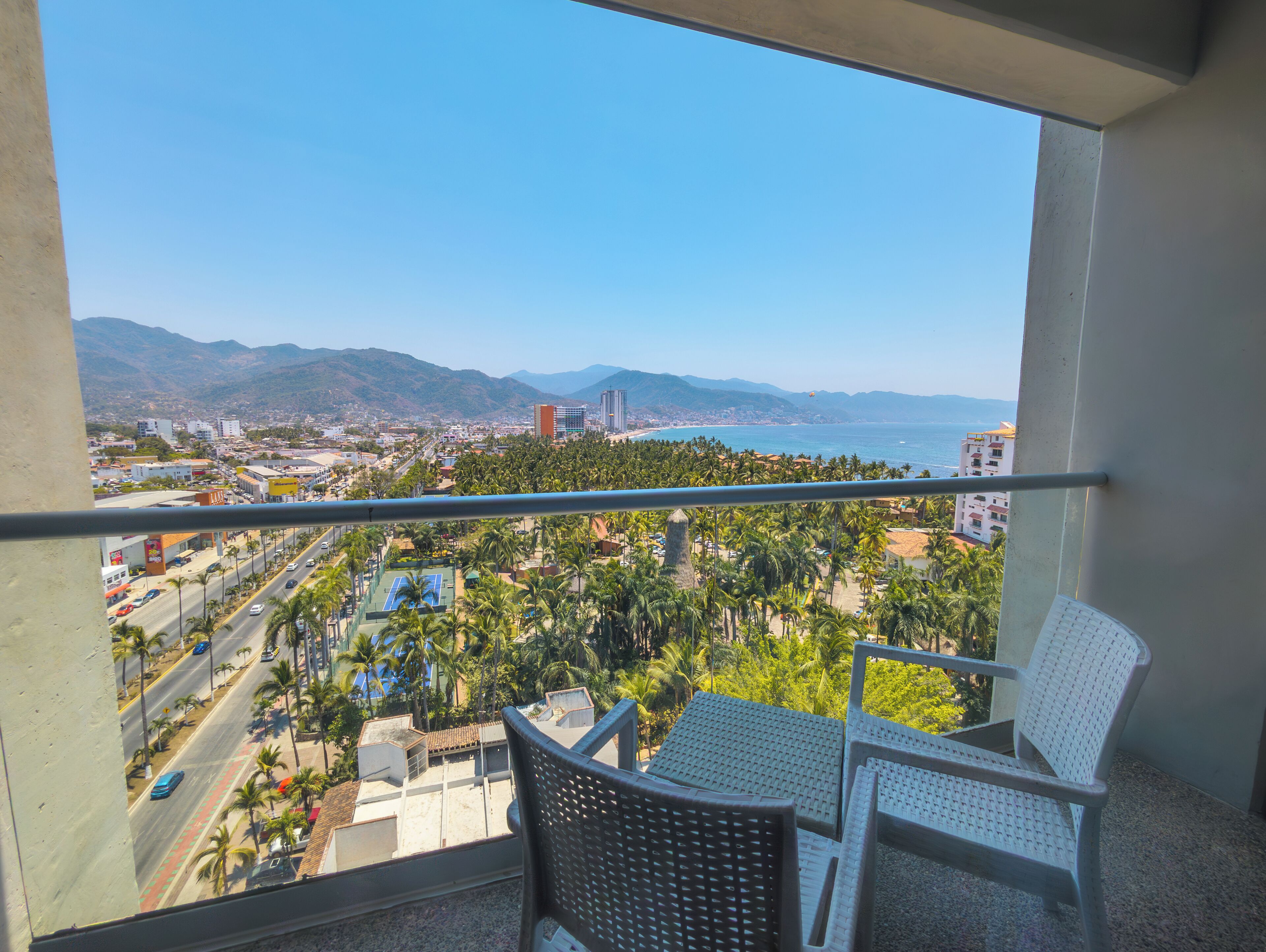 迷你吧、房內夾萬、書桌、手提電腦工作空間