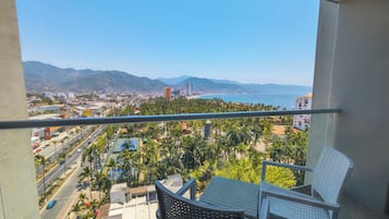 ميني بار وخزنة داخل الغرفة ومكتب ومساحة عمل للكمبيوتر المحمول