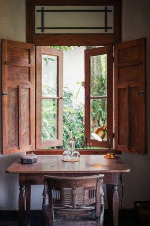 Studio Suite Cao cấp, 1 phòng ngủ, không hút thuốc, quang cảnh vườn | Trang trí khác biệt, trang bị nội thất với thiết kế riêng biệt, bàn 