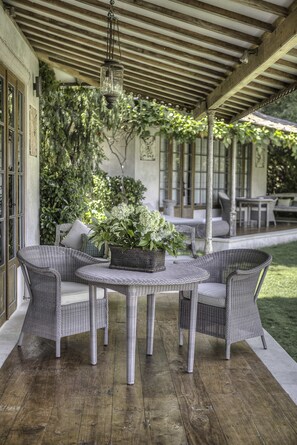 ラグジュアリー スタジオスイート 1 ベッドルーム 禁煙 ガーデンビュー | テラス / パティオ