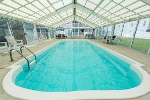 Una piscina cubierta, una piscina climatizada
