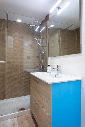 Bathroom - Apartment in Castle Harbor, heated pool, satellite TV channels (Los Cristianos)