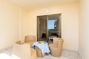 Outdoor dining - Apartment in Castle Harbor, heated pool, satellite TV channels (Los Cristianos)