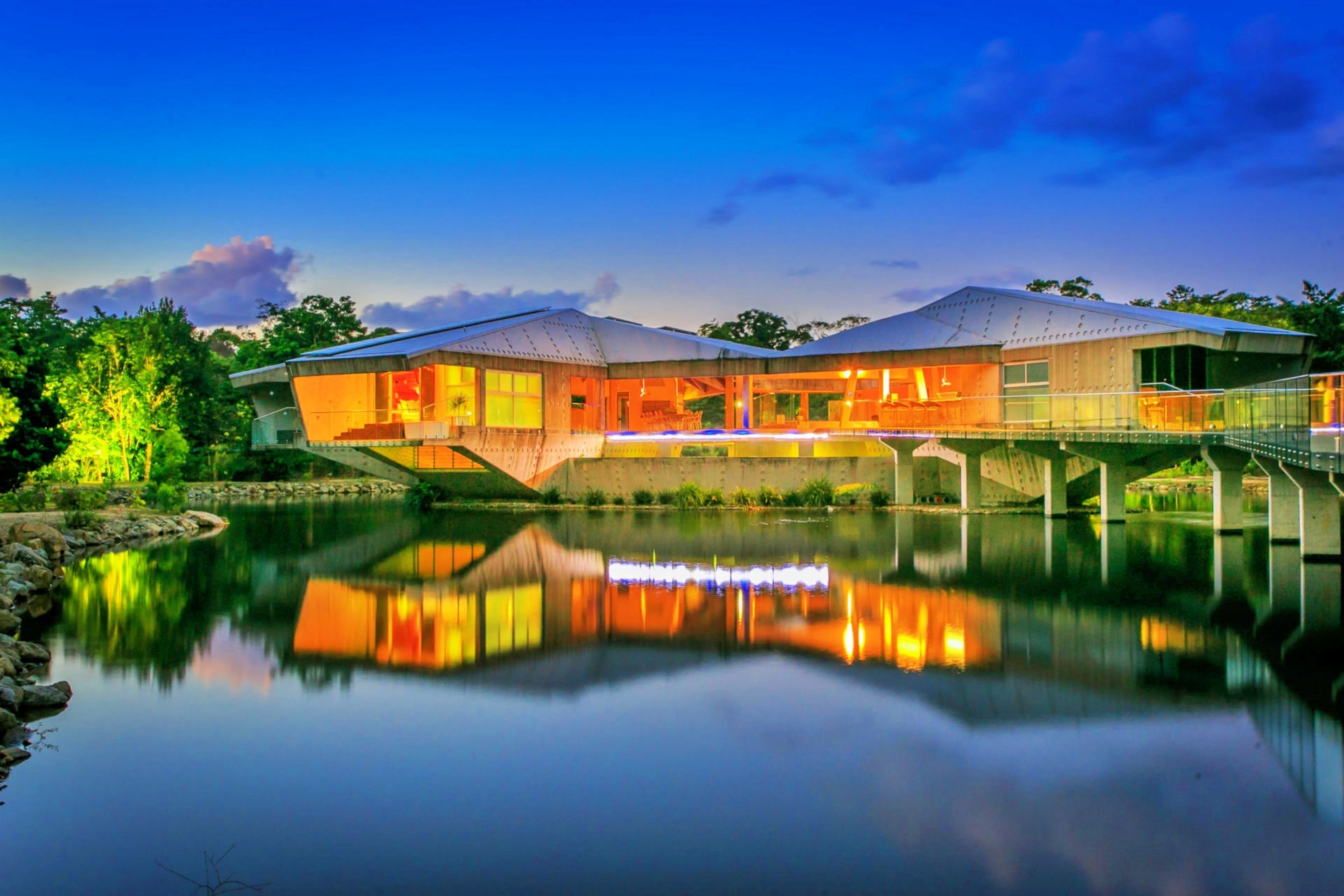 Voorkant accommodatie - avond/nacht