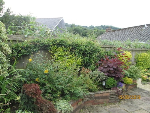 Comfortable Character Cottage 'Bumble Cottage'