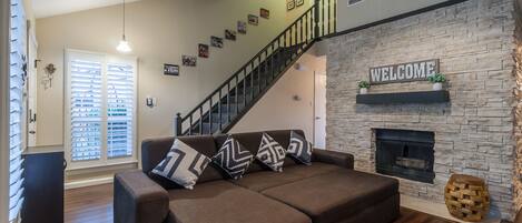 Een smart-tv, een open haard en boeken